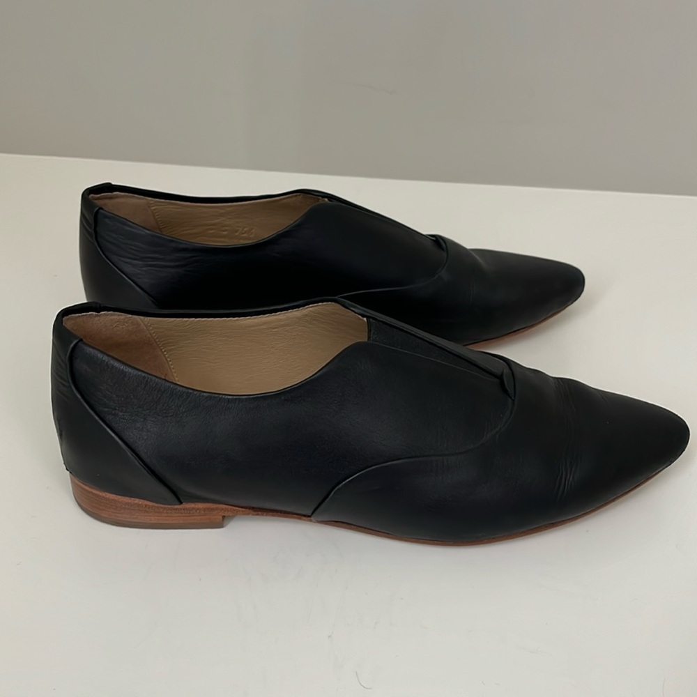 Excellent condition black leather Poppy Barley 365 flat shoes in size 8
